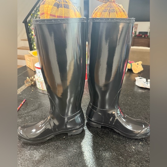 Hunter Tall Gloss Rain Boots – Glossy Black
Size: Women’s US 7 - Picture 10 of 13